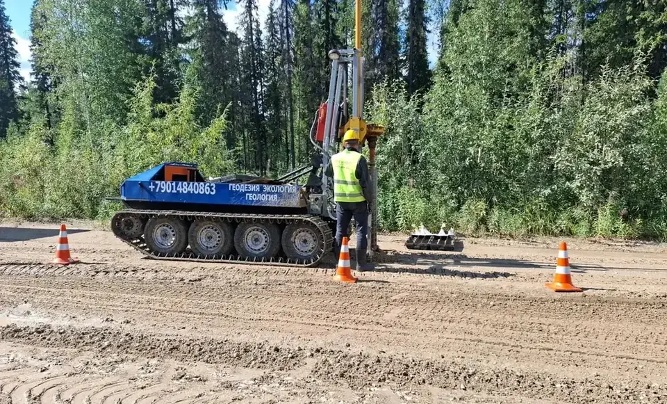 вездеход «Енот» с буровой на площадке