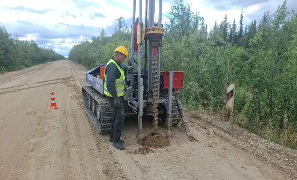 вездеход на грунтовой дороге